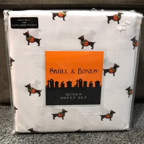 Skull and bones queen sheets - Picture 2 of 4